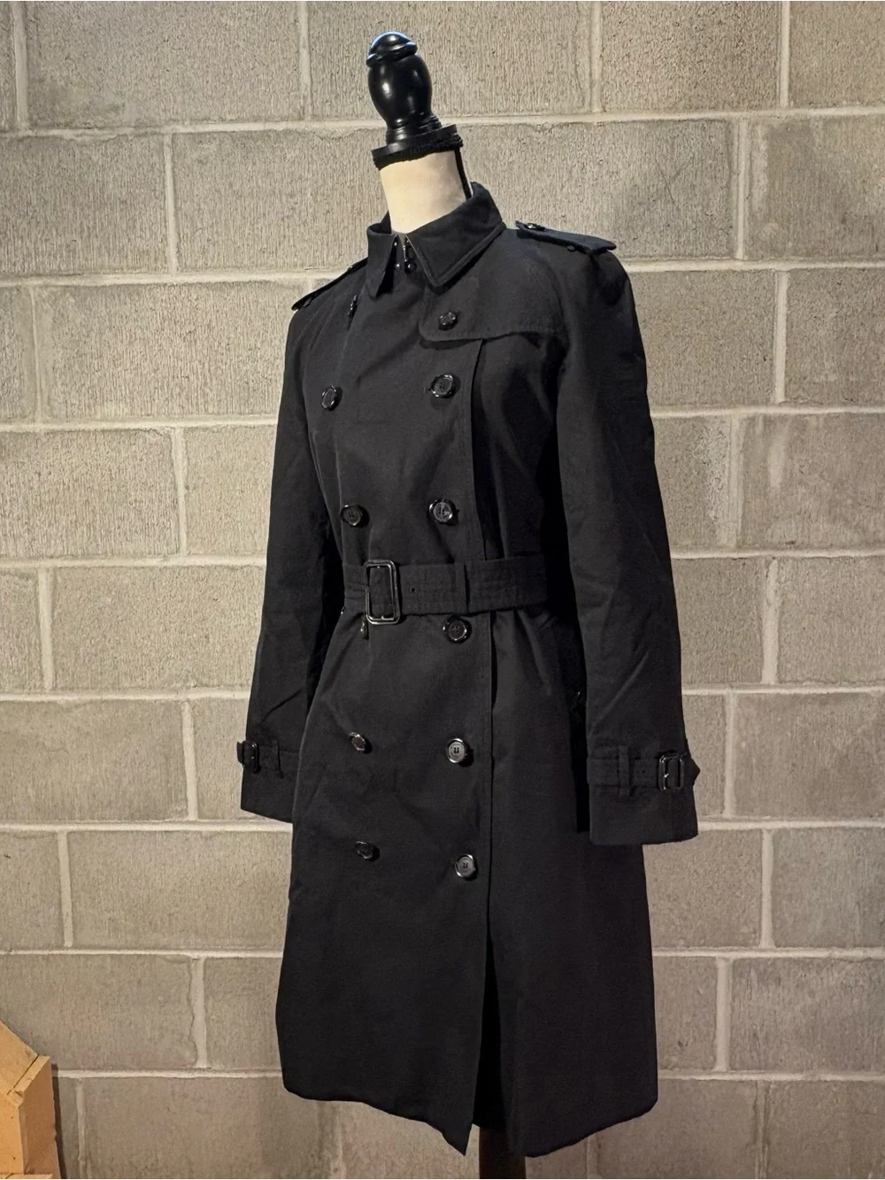 Burberry Westminster trench coat. - Picture 6 of 16